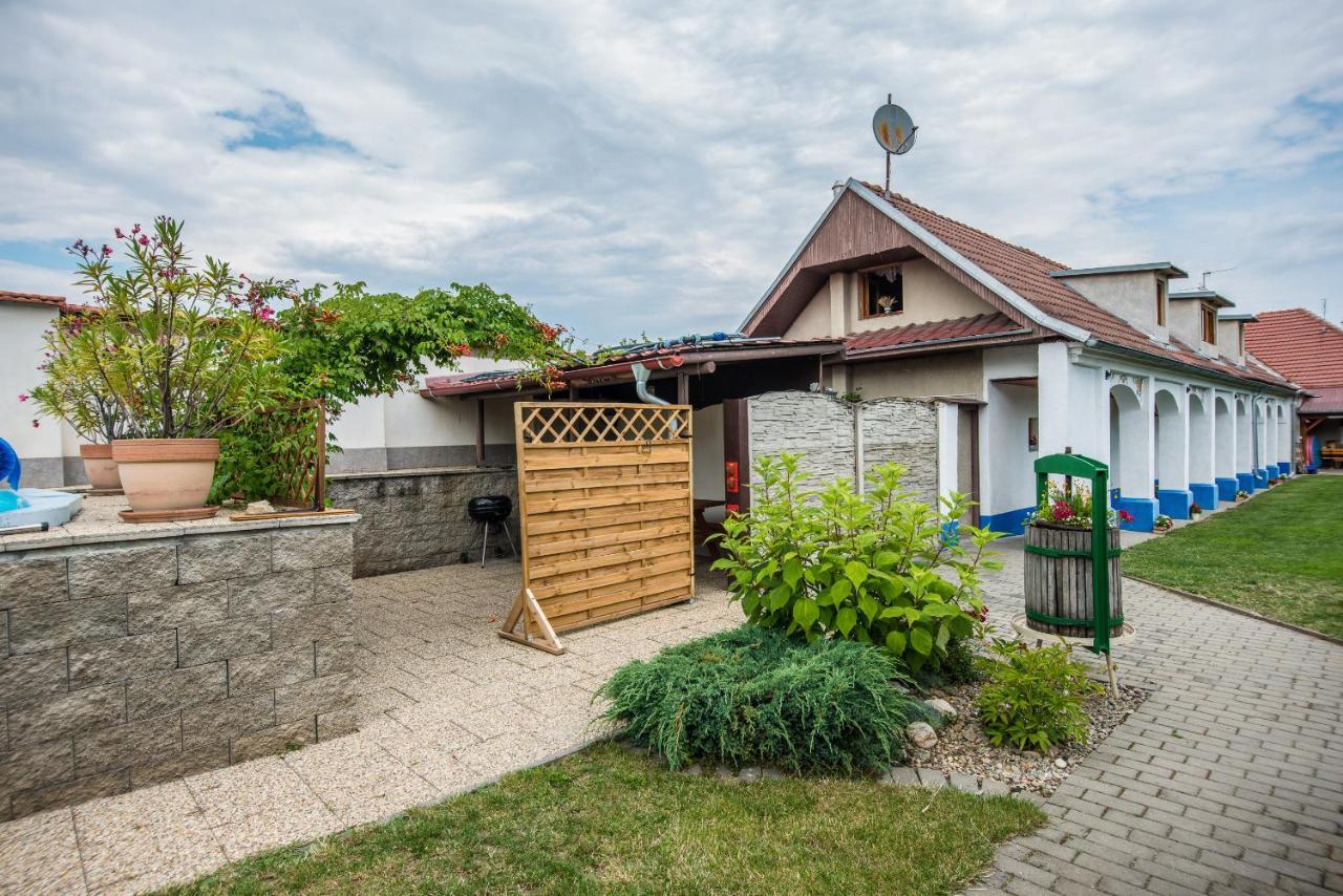 Malovany Dvorecek Dolni Dunajovice Ngoại thất bức ảnh